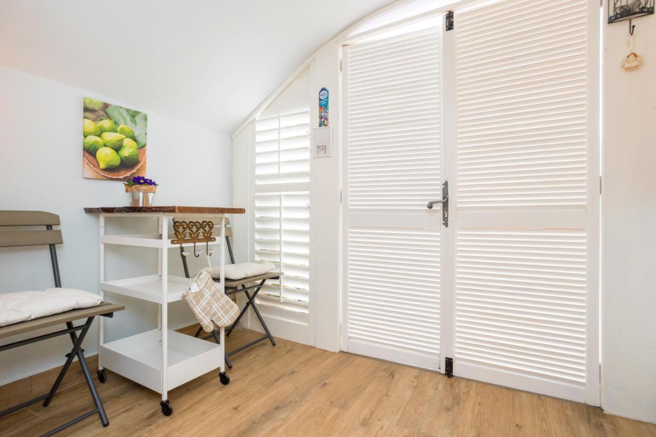 Charming Studio Apartment At House Rustica With Terrace And Nearby Parking Punat Exterior foto