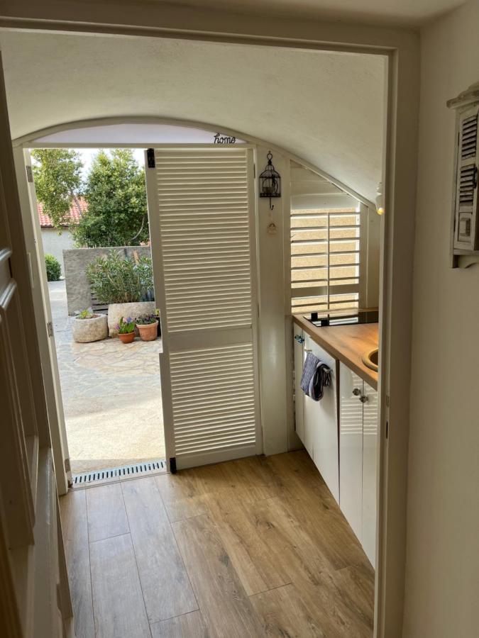 Charming Studio Apartment At House Rustica With Terrace And Nearby Parking Punat Exterior foto
